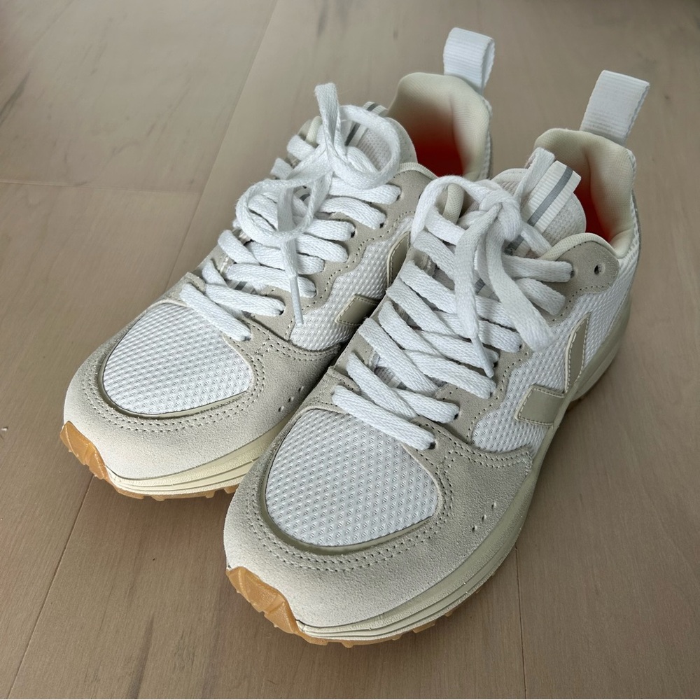 Veja Venturi II Women's Sneakers, Size 5, fits like a 6! Runs big. NWOT - Picture 2 of 15